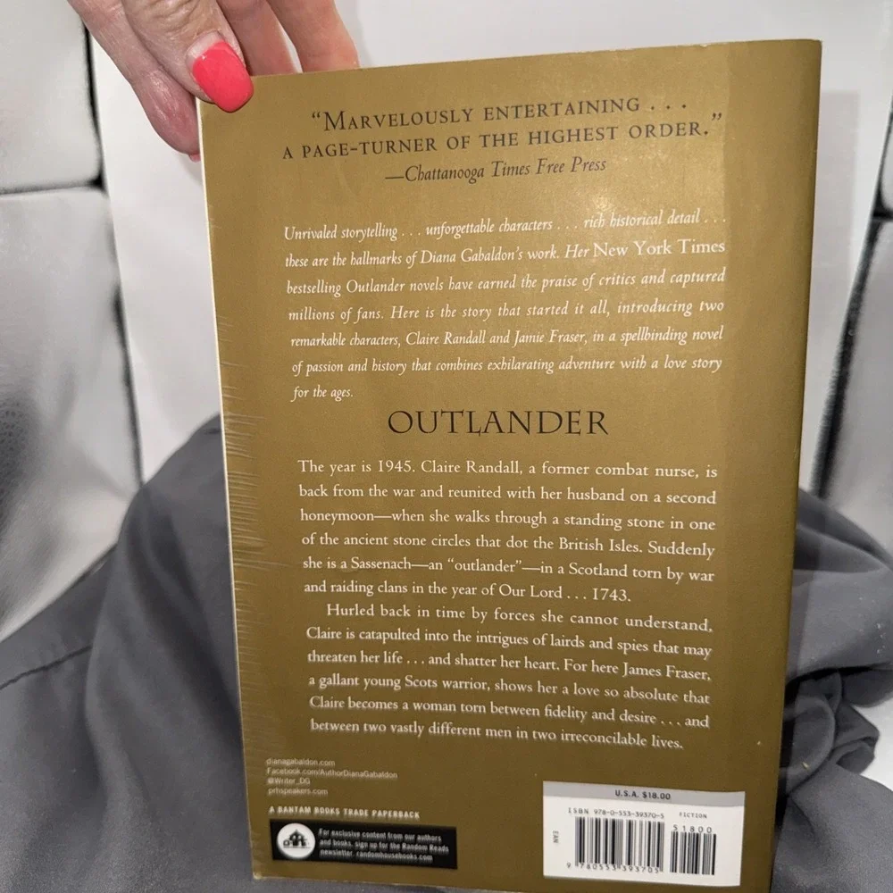 Outlander; Starz Tie-in Edition: A Novel - paperback, Diana Gabaldon, 0553393693